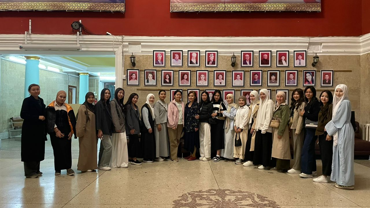 Students of the Avicenna College Visited the Chuy Theatre