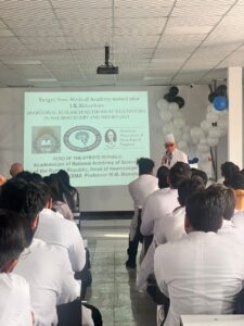 Выдающийся ученый провел лекцию о передовых методах диагностики в неврологии и нейрохирургии.